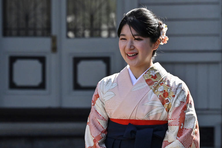 ナルヒト日王とマーサして王妃の一人娘である愛子公州が去る 3月20日東京がクシュである大学卒業式に参加してぱっと笑っている. /AP 連合ニュース