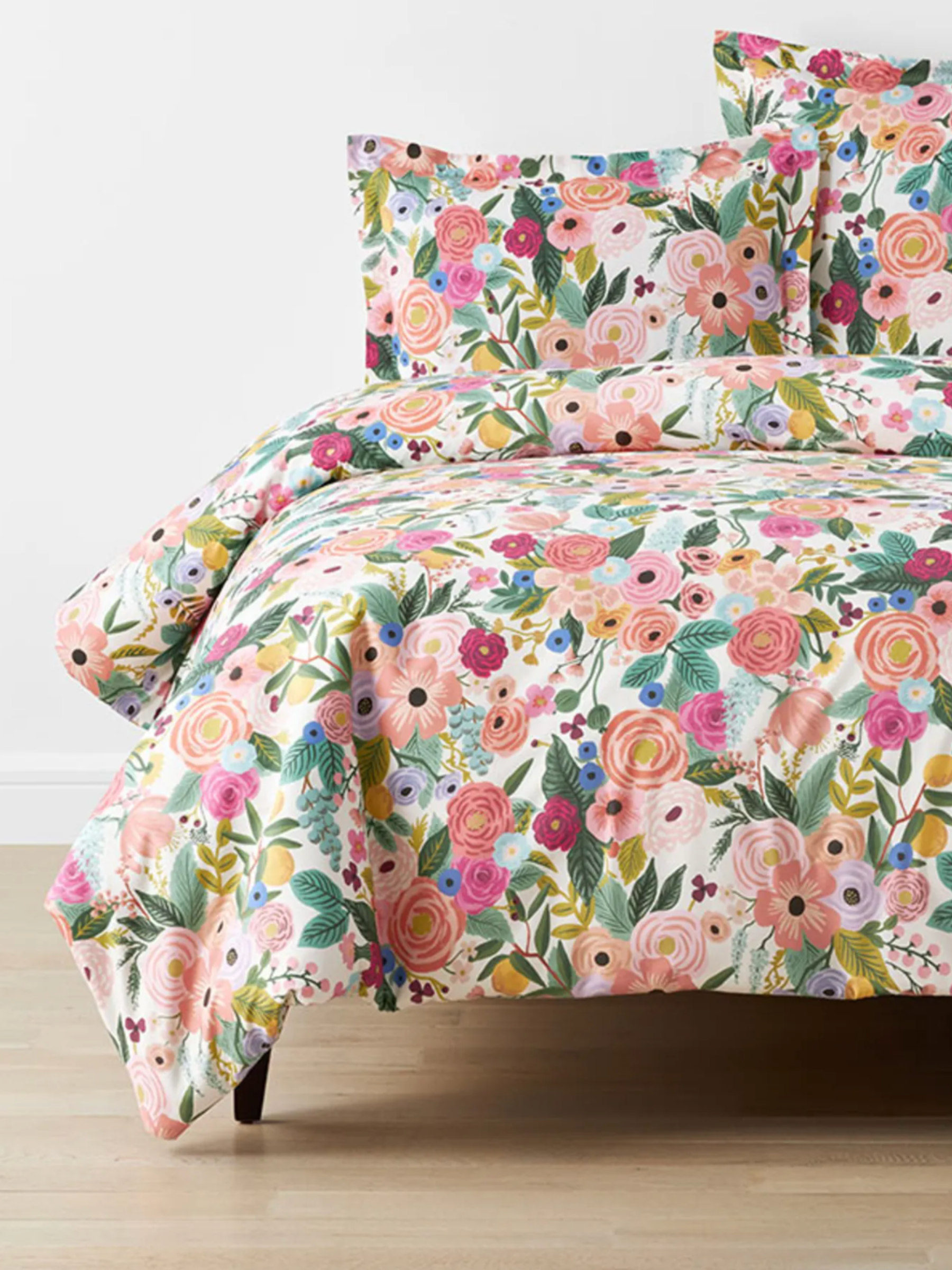 Stationery-inspired bedding? We might have to buy this for ourselves. The maximalist grad will love this blooming duvet cover that's so much chicer than whatever they slept on in their dorm. Don't forget the <a href="https://cna.st/affiliate-link/9wuTcQB4CMStr3sqUmcWmmwyVLBqVoj42oxx2yHFJLbXA5kMBncnqbaoTe6bLrkC44QMvE3nPQmc3AoKoVSw2F8R2u7FadBuzjNnreEQVyJAS6bojRFLQ1Hmm2hFwyok3rbSki46VfAoEVNTCR3bm1Kv4KAJWCS8VezkXojsragysU4KWAjExdyUgT5qvd1nArszj8cGWiFLsZbeC" rel="sponsored">matching sheets set</a> too. $109, The Company Store. <a href="https://www.thecompanystore.com/rifle-paper-garden-party-percale-duvet-cover/51191D.html">Get it now!</a><p>Sign up for today’s biggest stories, from pop culture to politics.</p><a href="https://www.glamour.com/newsletter/news?sourceCode=msnsend">Sign Up</a>
