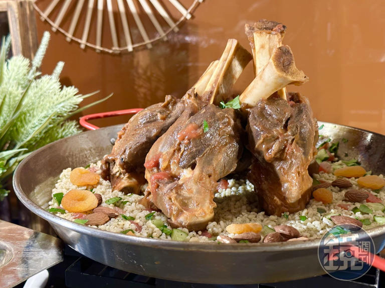 「摩洛哥燉羊膝塔布勒沙拉」是假日才吃得到的敲鑼美食，香料味濃重且帶辛辣口感，搭配沙拉吃能解膩。