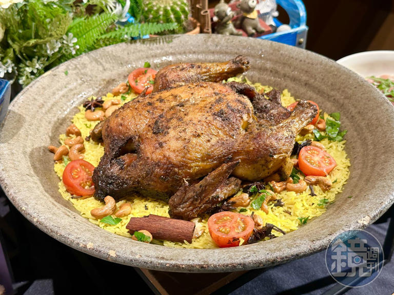 「阿拉伯式香料烤全雞」在雞肚裡塞進大量蔬菜和辛香料，讓雞肉吸附豐厚香氣。