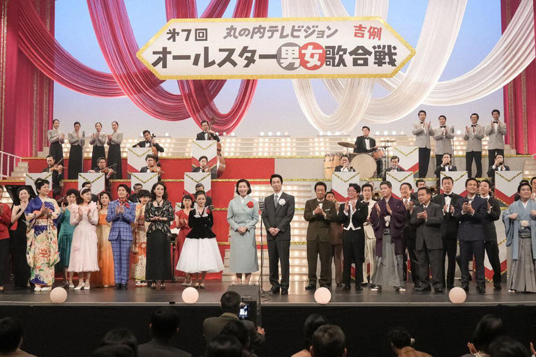 左から、茨田りつ子（菊地凛子）、水城アユミ（吉柳咲良）、福来スズ子（趣里）。日帝劇場の舞台で、「オールスター男女歌合戦」の開始宣言に並ぶスター歌手たち（C）NHK
