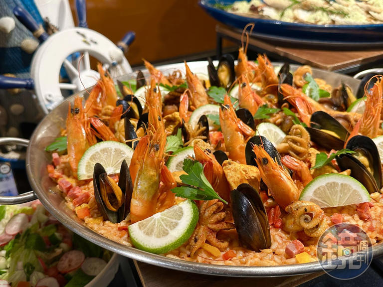 限定敲鑼美食「西班牙臘腸海鮮飯」吃得到豐盛海陸食材，包含淡菜、透抽、蝦子、雞肉塊和臘腸丁。