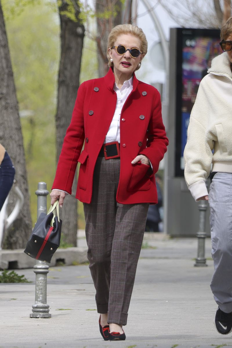 carolina herrera sorprende a sus 85 años con camisa blanca y chaqueta roja tendencia paseando por madrid
