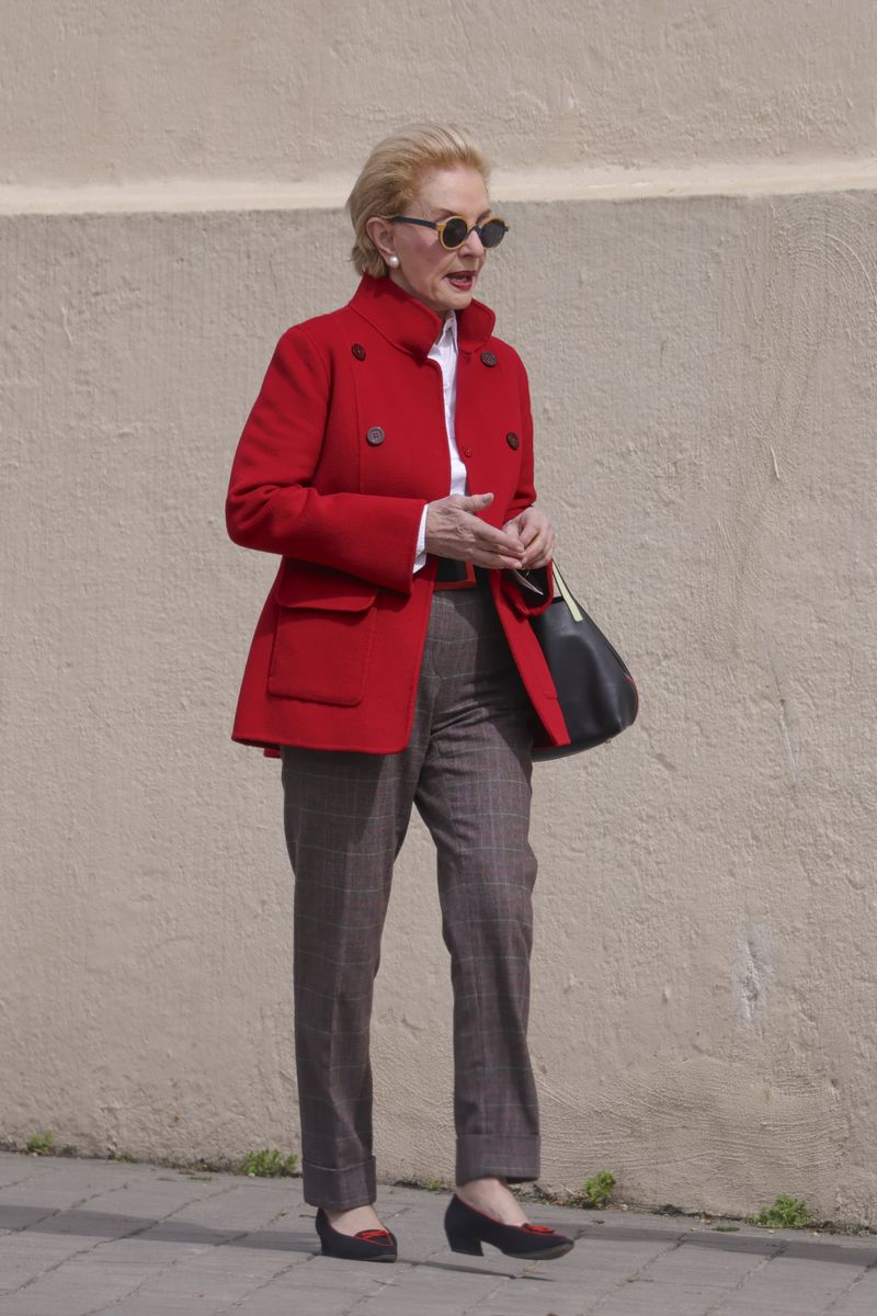 carolina herrera sorprende a sus 85 años con camisa blanca y chaqueta roja tendencia paseando por madrid