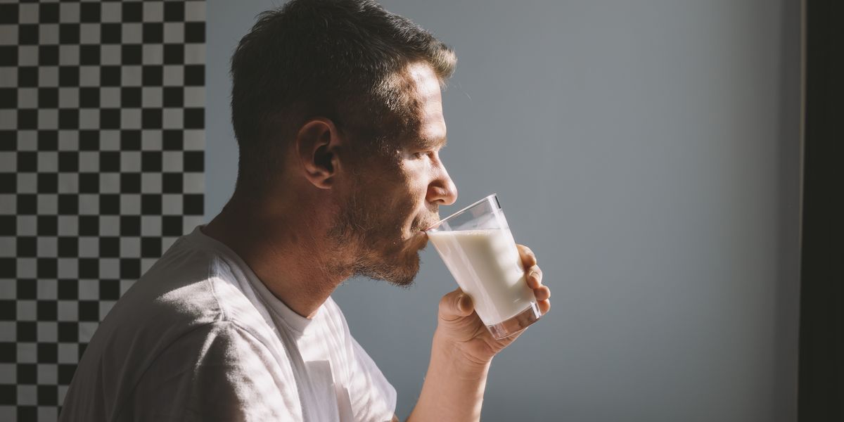 un nutricionista español explica si la leche es necesaria en la dieta, zanja el debate sobre qué tipo tomar según la edad y confirma si engorda