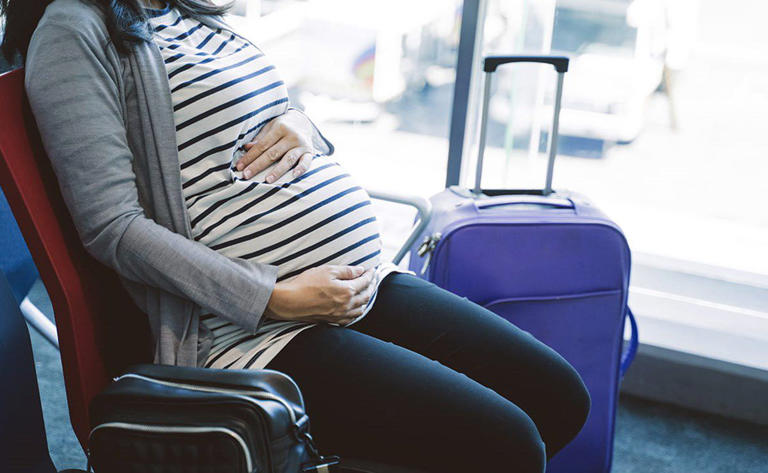 Las mujeres embarazadas deben tener precaución al abordar un avión. Foto: Freepik