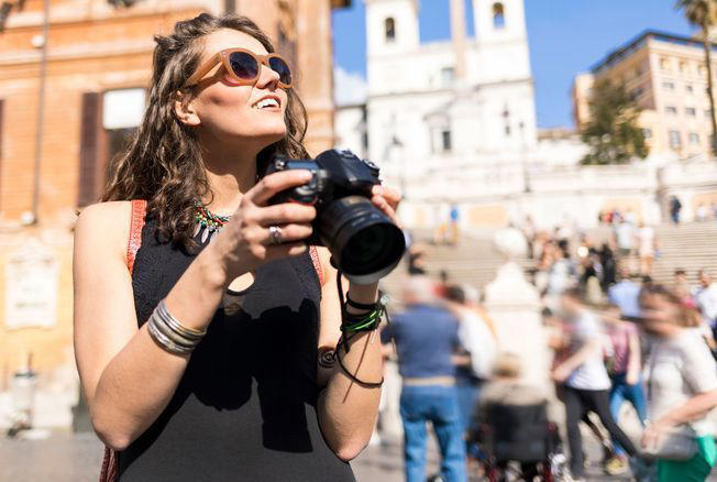 Une femme en vacances à Rome.