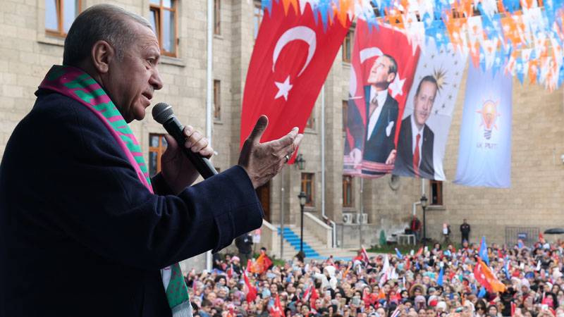 erdoğan'ın mitingine “emeklilikte adalet yoksa oy da yok reis” yazan tişörtle girmek isteyen kişi, gözaltına alındı