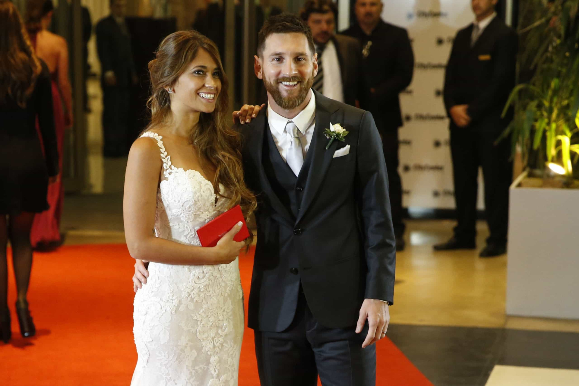 <p>Lionel Messi, l'un des footballeurs les plus célèbres au monde et sa partenaire de longue date, Antonella Roccuzzo, sont partis pour la lune de miel de leur vie (et ont emmené leurs deux fils avec eux), après s'être mariés en 2017.</p><p><a href="https://www.msn.com/fr-fr/community/channel/vid-7xx8mnucu55yw63we9va2gwr7uihbxwc68fxqp25x6tg4ftibpra?cvid=94631541bc0f4f89bfd59158d696ad7e">Suivez-nous et accédez tous les jours à du contenu exclusif</a></p>