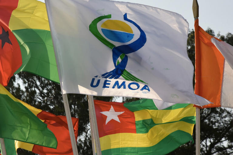 Une photographie du drapeau de l'Uemoa prise à Abidjan le 12 juillet 2019 Issouf SANOGO AFP