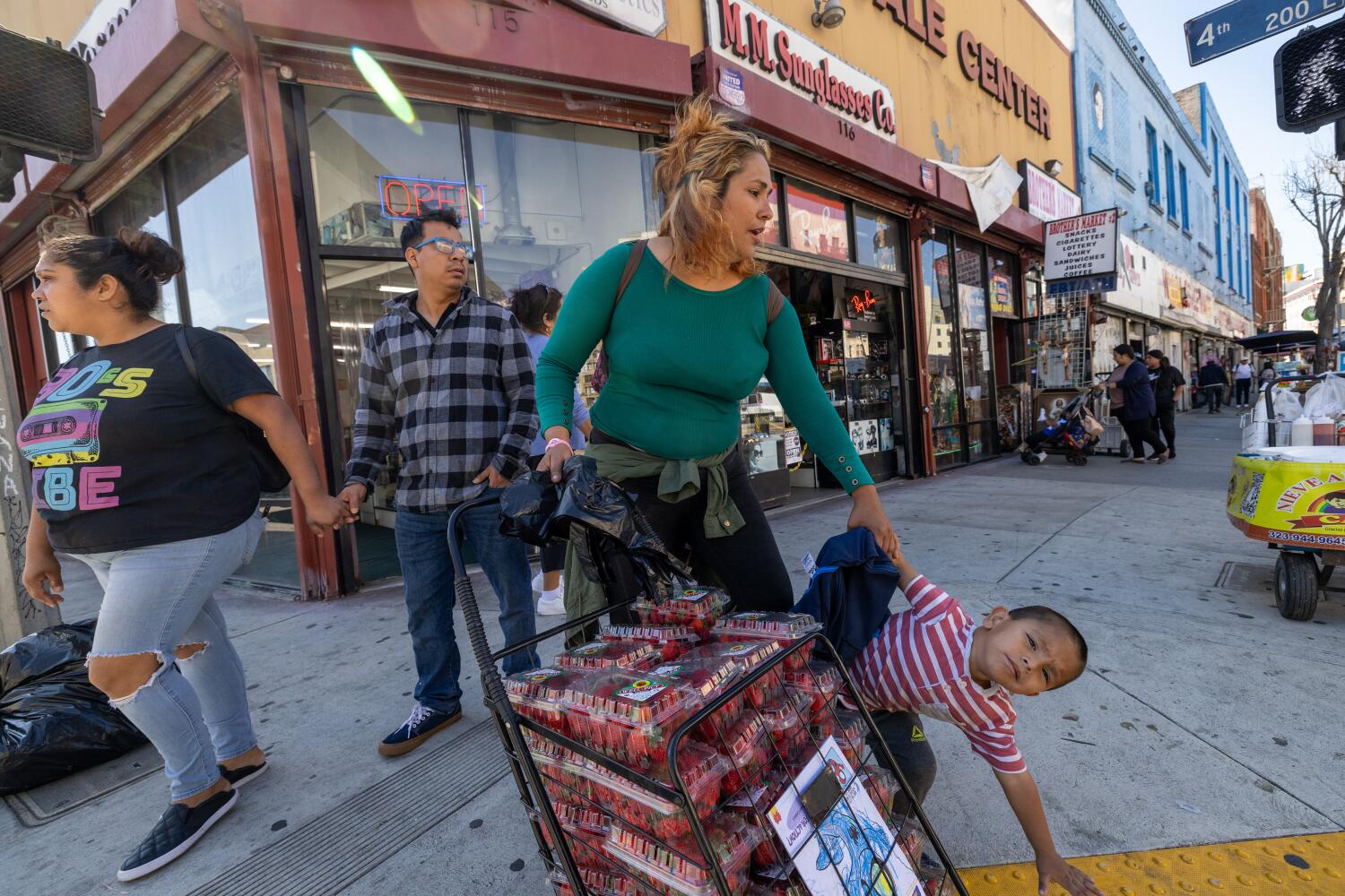 niños en skid row: cuatro familias inmigrantes forman una comunidad tenue