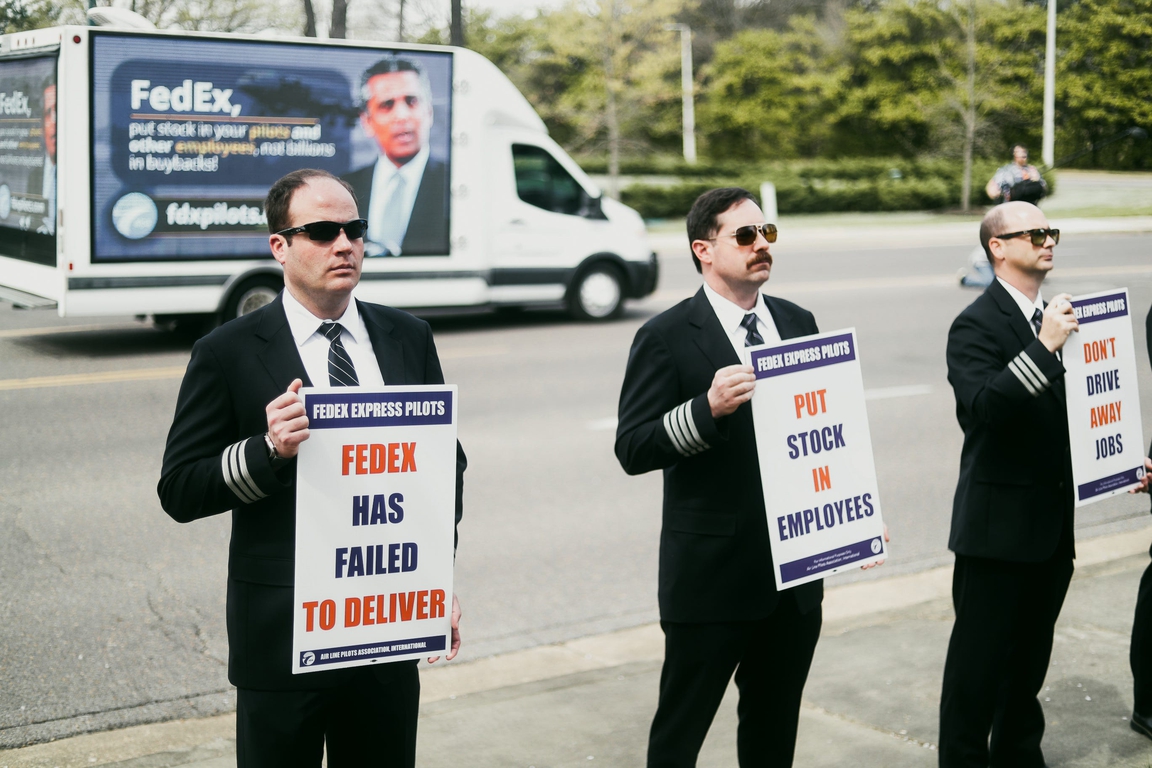 FedEx pilots picket in Memphis for new contract