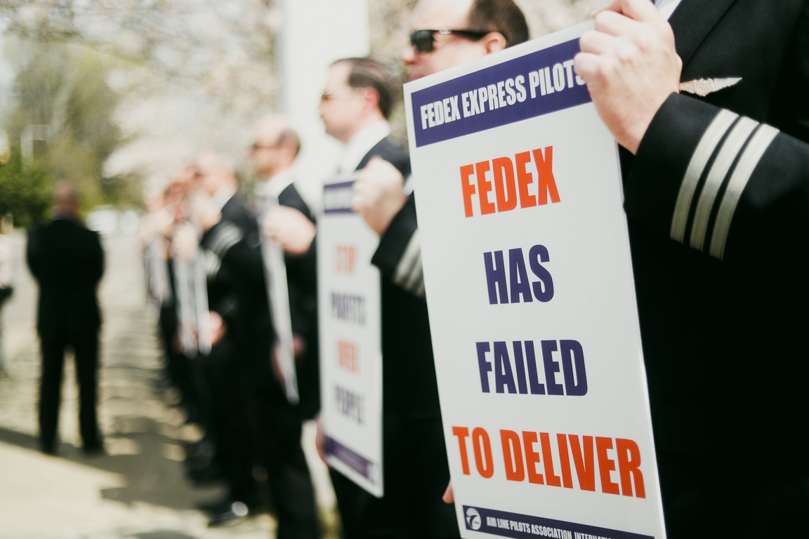 FedEx pilots picket in Memphis for new contract