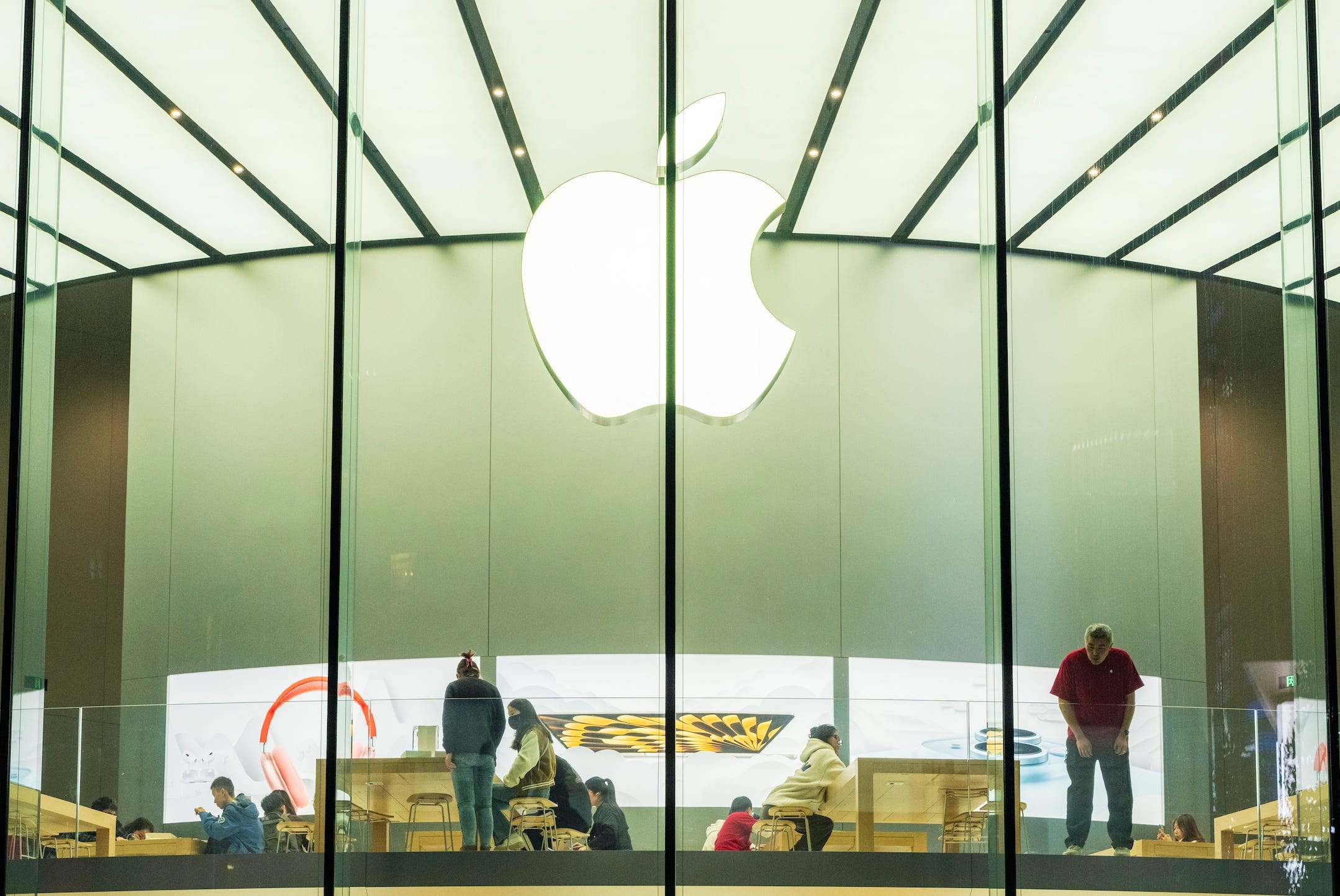 amazon, microsoft, apple wants to give the ipad a boost