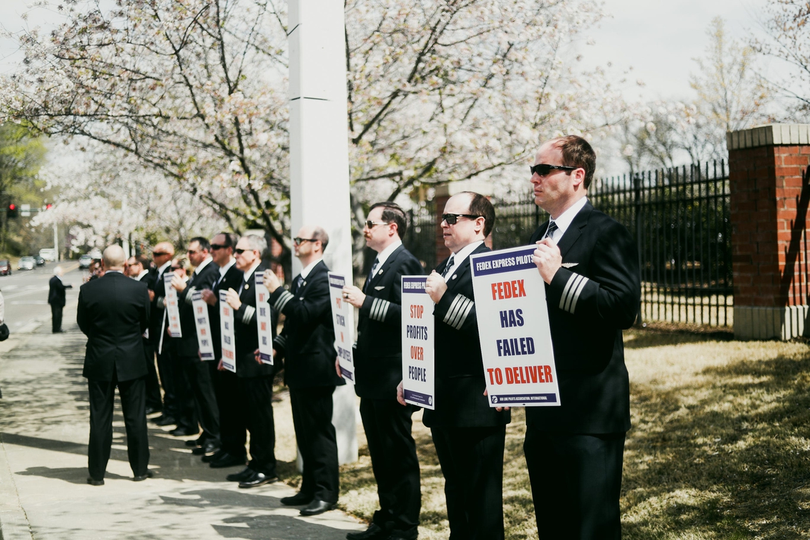 FedEx pilots picket in Memphis for new contract