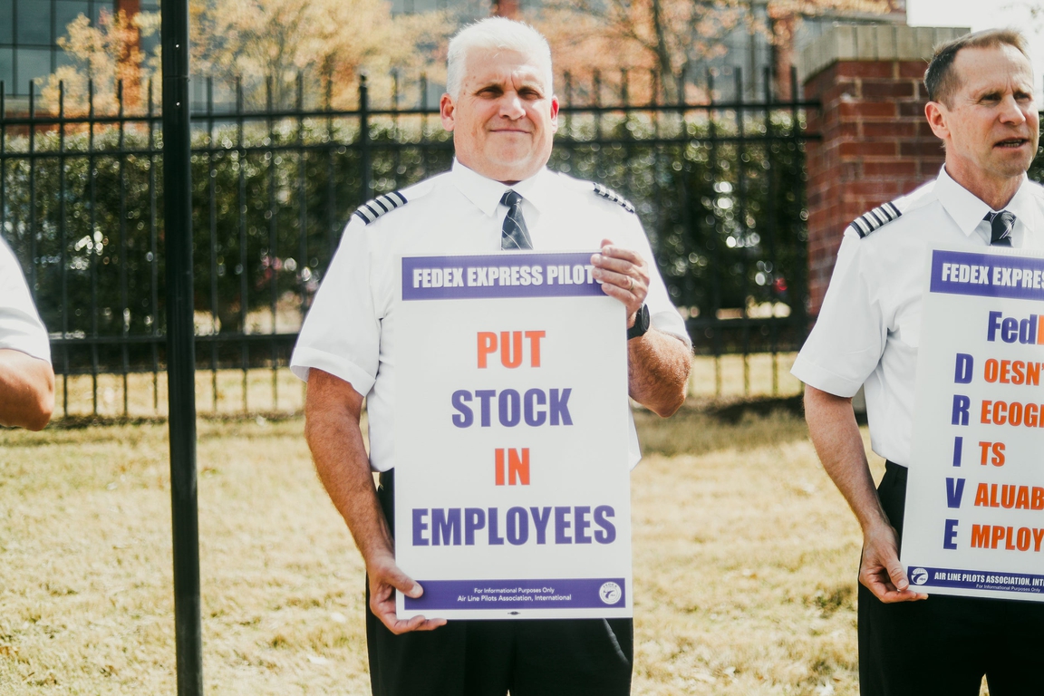 FedEx pilots picket in Memphis for new contract