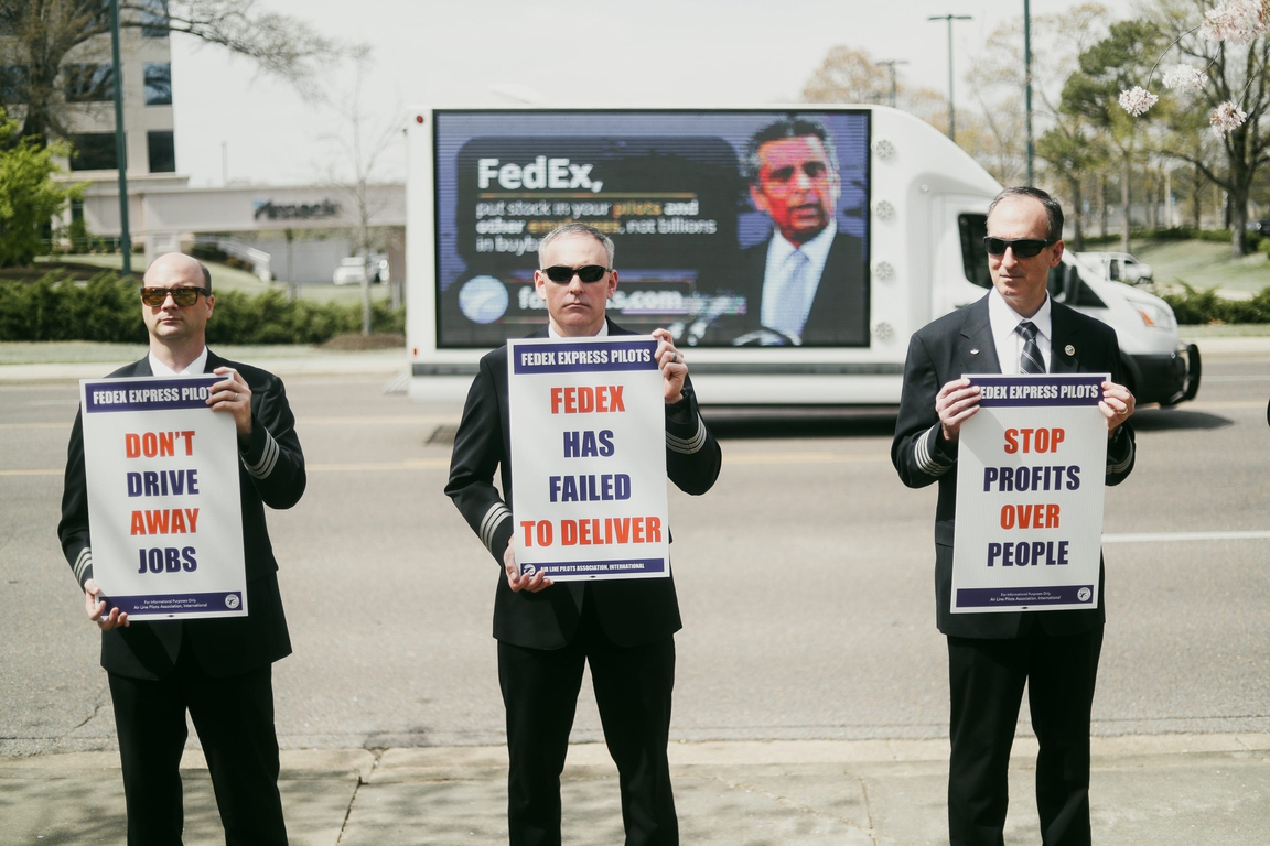 FedEx pilots picket in Memphis for new contract