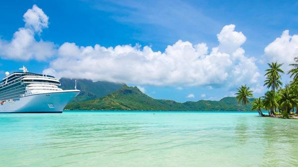 Urlaubsorte wie auf Postkarten: Karibik-Kreuzfahrten beeindrucken mit einer Vielfalt an Inseln, üppiger Vegetation und traumhaften Sandstränden.
