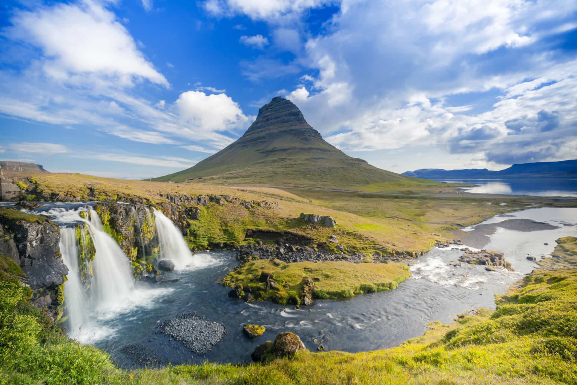 <p>L'Islande est <a href="https://fr.starsinsider.com/travel/224046/les-plus-belles-contrees-sauvages-du-monde" rel="noopener">une terre sauvage</a> géothermique composée de glaciers, de volcans et de cascades. De plus en plus de touristes affluent vers cette petite île rocheuse au milieu de l'Océan atlantique. </p> <p>Découvrez nos conseils de locaux qui vous assureront une expérience inoubliable et vous permettront d'éviter les pièges à touristes dans lesquels les nouveaux visiteurs peuvent facilement tomber sur cette île de feu et de glace. </p><p>Tu pourrais aussi aimer:<a href="https://www.starsinsider.com/n/134495?utm_source=msn.com&utm_medium=display&utm_campaign=referral_description&utm_content=294605v2"> Les meilleurs plantes et légumes à faire pousser chez soi </a></p>