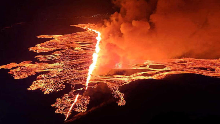 Iceland volcano eruption releases gigantic toxic gas cloud flying ...