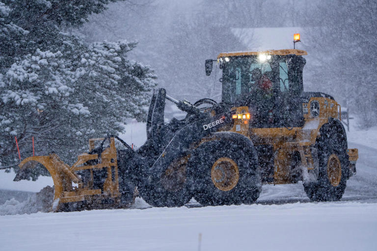 Wisconsin weather updates: Milwaukee gets 8 inches of snow as weather wanes