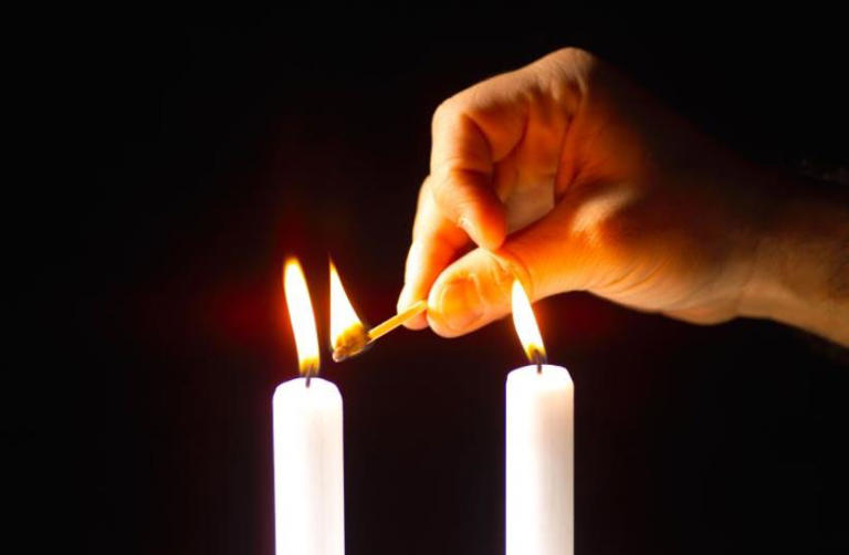 Shabbat candlelighting times for Israel and the US