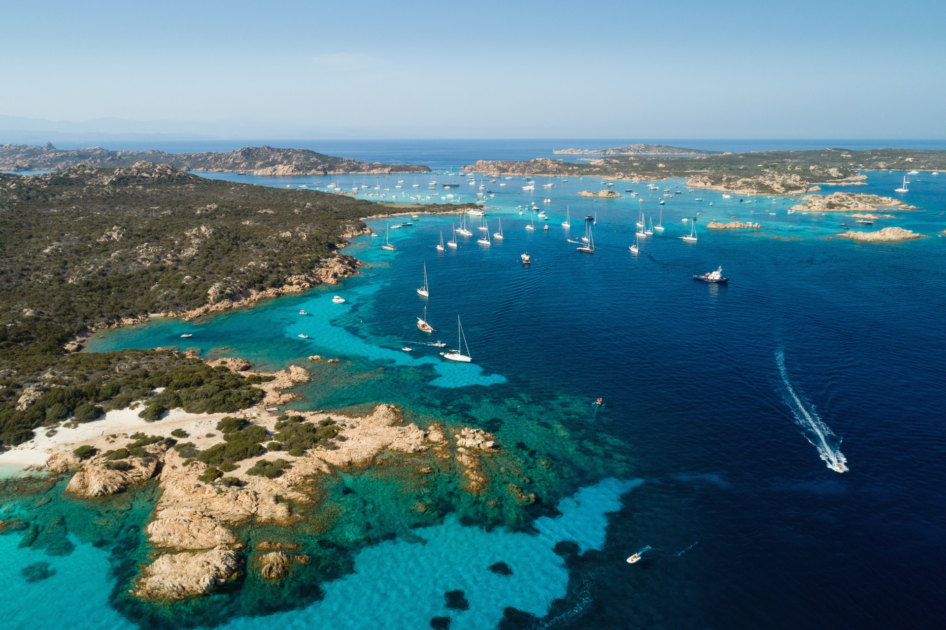 Cette vue aérienne nous montre la beauté des îles situées entre la Corse et la Sardaigne.<p>Tu pourrais aussi aimer: </p>