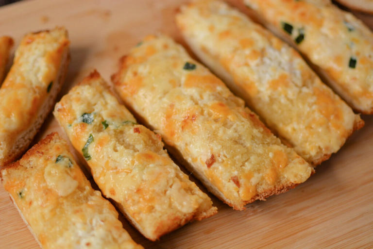 Black Angus Cheesy Garlic Bread