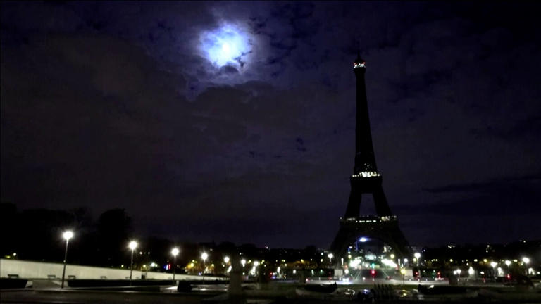 La tour Eiffel s'éteindra pour l'Earth Hour samedi soir, comme des centaines de monuments partout dans le monde. Reuters