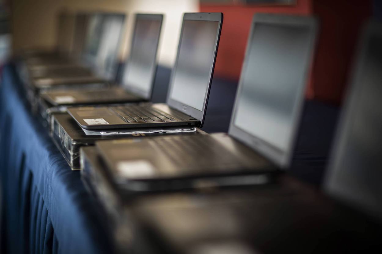 projekt: laptopy oraz bony na laptopy dla uczniów i nauczycieli otrzymane w 2023 r. będą zwolnione z pit