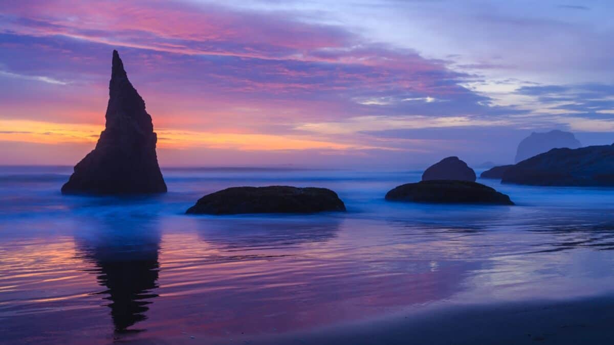<p>Bandon Beach is incredibly scenic along the Oregon Coast, with numerous sea stacks, rock formations, and stunning sunsets that make it a photographer’s dream.</p><p>I suggest arriving a few hours before sunset. This way, you can enjoy a leisurely walk along the beach, take in the stunning scenery, and catch the sun going down.</p>