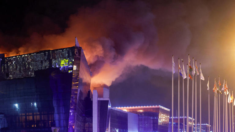 De la fumée s'élève au-dessus de la salle de concert Crocus City Hall en feu suite à une fusillade, dans la banlieue de Moscou, Russie, 22 mars 2024. REUTERS/Maxim Shemetov