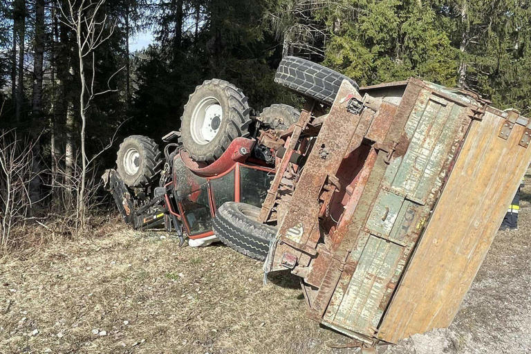 Unfall In Oberkärnten Traktor überschlug Sich Samt Anhänger 29 Jähriger Verletzt