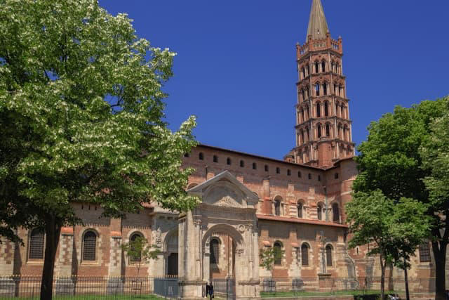 Is Toulouse worth visiting? I recently spent one whole week based in Toulouse and in my opinion, the answer is yes. I’d say Toulouse is worth visiting if you’re looking for a laid back city with good vibes. I personally chose to visit because two of my cousins went to school in Toulouse and loved...