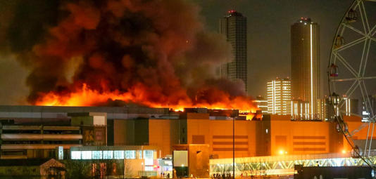 Ein massiver Brand ist über dem Krokus-City Veranstaltungshalle am westlichen Rand von Moskau zu sehen dpa/Sergei Vedyashkin