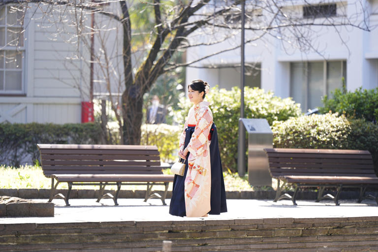 【祝ご卒業】愛子さま 卒業式の着物には堂々たる天皇家の「菊紋」 格式高い三つ紋の本振袖と凛とした紺袴で花のような美しさ