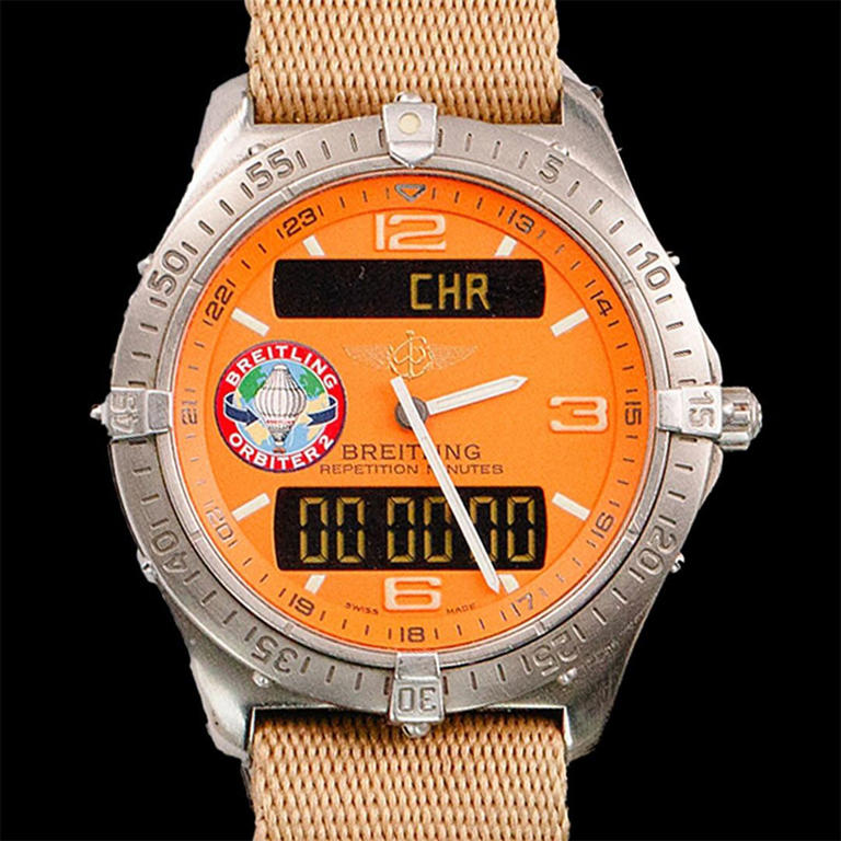 1999年，百年靈Orbiter 3熱氣球抵抗了惡劣天氣條件，成功降落在埃及沙漠，創造了世界上首次不間斷熱氣球飛行的最佳成績紀錄。為了完成這項壯舉，百年靈也在前一年推出型號 E65062的亮橘色面盤錶款，總共有四款印著Orbiter 2徽章的手錶，是很具歷史意義的研發。