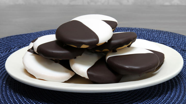Ina Garten Uses A Spoon To Frost Black And White Cookies With Ease