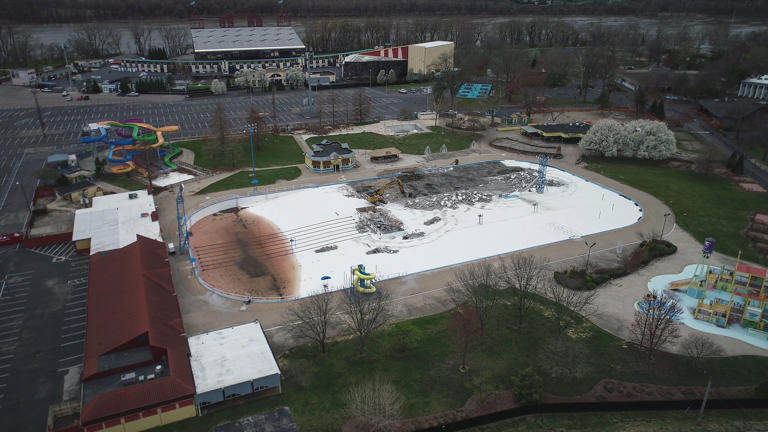 Demolition of Coney's Sunlite Pool begins, despite efforts to buy it ...