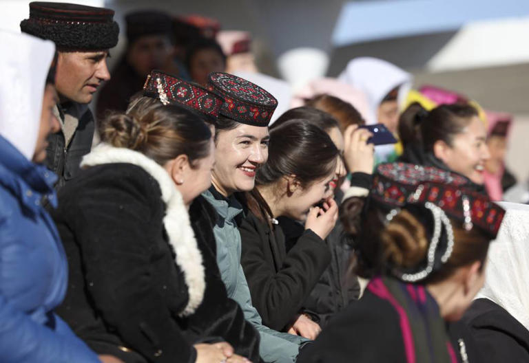 TAXKORGAN - People watch festival activities in Warxidi village of Taxkorgan Tajik Autonomous County, northwest China's Xinjiang Uygur Autonomous Region, March 19, 2024. (Xinhua/Hu Huhu)