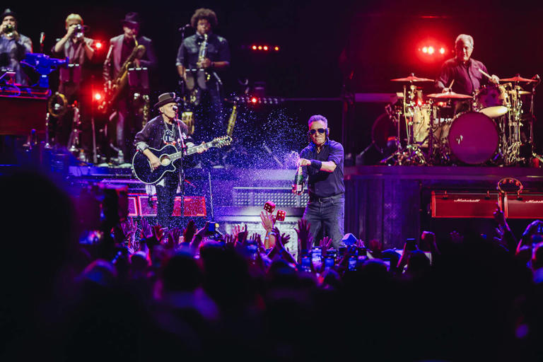 Shades & sideburns Springsteen plays first Vegas show since ‘02