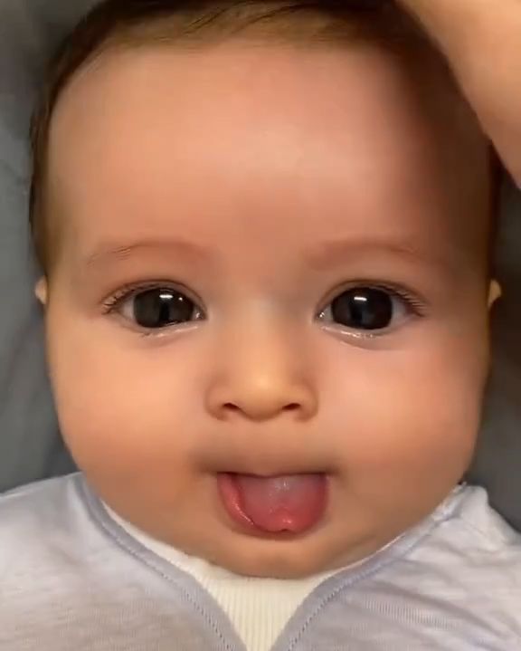 10 gambar bayi lucu bermata indah, penuh kepolosan dan rasa ingin tahu