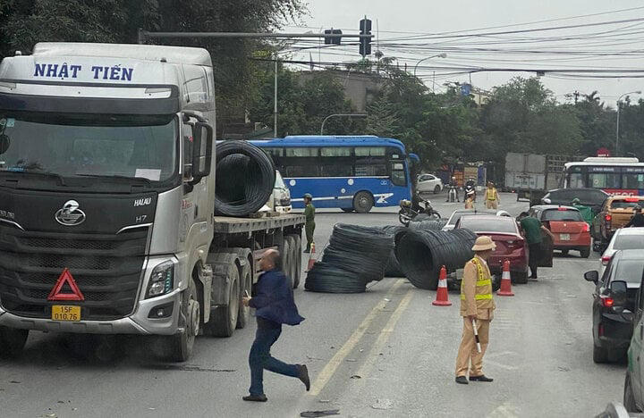 Các cuộn thép nằm ngổn ngang giữa đường, lực lượng CSGT phải dựng rào chắn để điều tiết giao thông, đảm bảo an toàn cho các phương tiện.