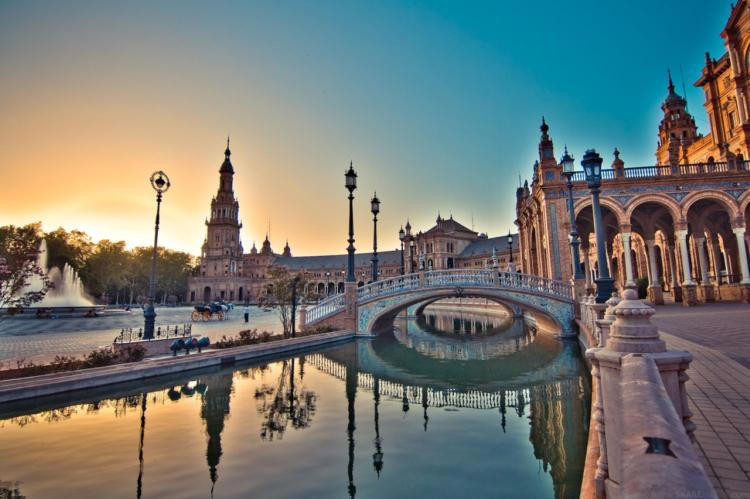 Séville, au cœur de l’Espagne andalouse, regorge de merveilles architecturales comme la place d’Espagne qui vont ravir les yeux des touristes.