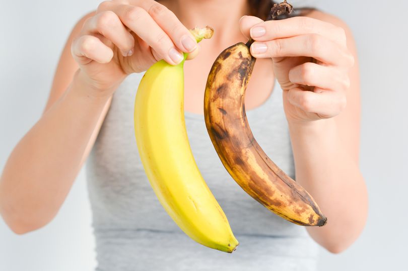bananas stay fresh with no brown spots for 15 days with clever water trick
