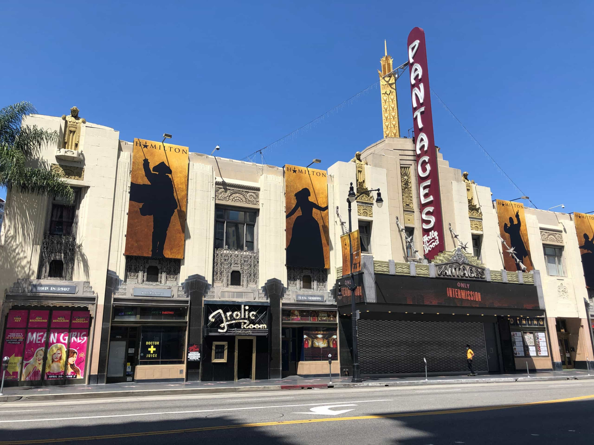 <p>Le bar mal famé le plus célèbre de Los Angeles, le <em>Frolic Room</em>, situé à côté de l'historique théâtre Pantages, a accueilli à son apogée des personnalités comme Frank Sinatra et Judy Garland, ainsi que l'écrivain Charles Bukowski qui y a beaucoup bu... Howard Hughes a été le propriétaire du Pantages et du bar de 1949 à 1954.</p><p>Tu pourrais aussi aimer:<a href="https://www.starsinsider.com/n/420514?utm_source=msn.com&utm_medium=display&utm_campaign=referral_description&utm_content=447200v2"> Comment est fabriquée la statuette des Oscars ?</a></p>