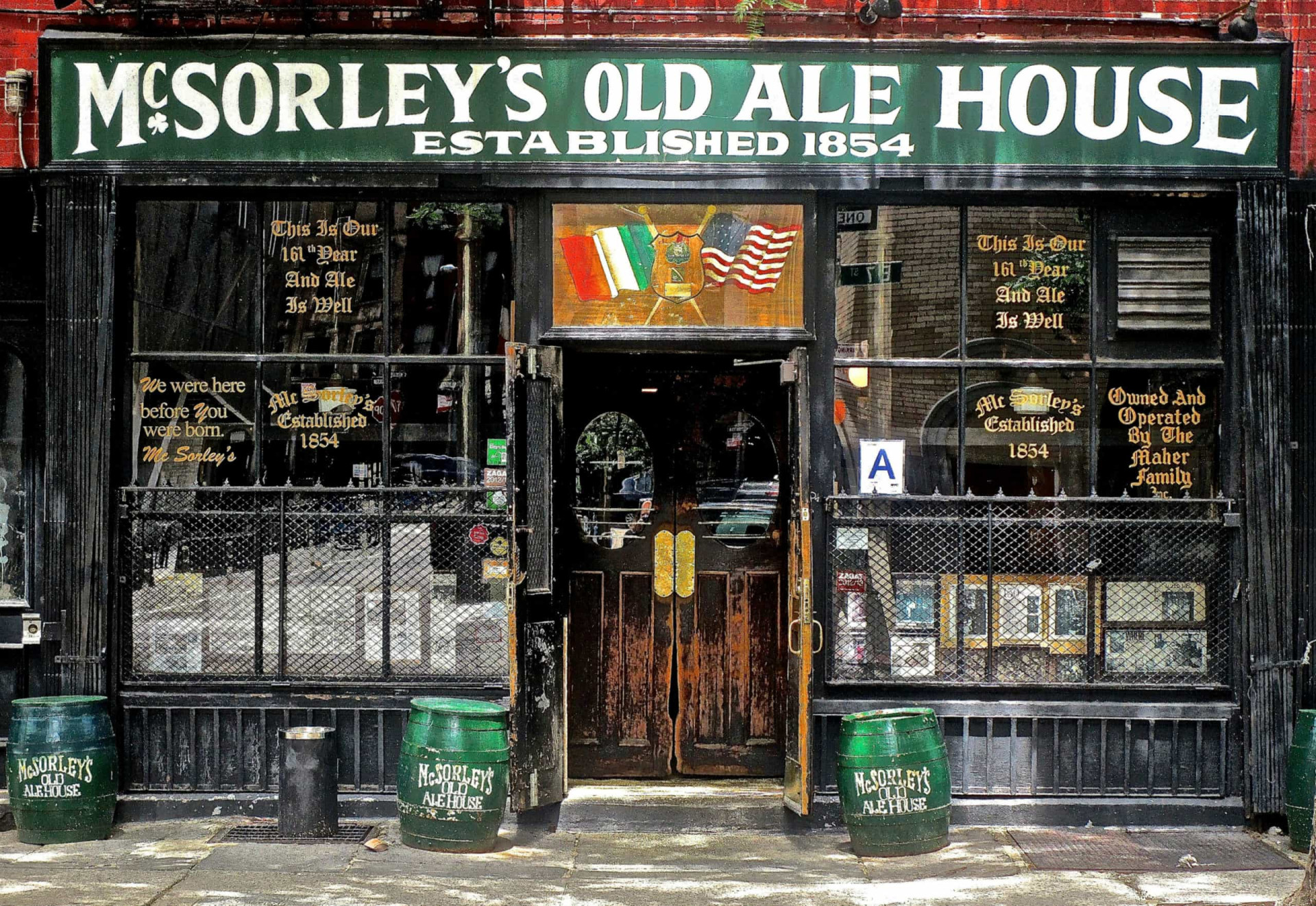 <p>Cet authentique saloon irlandais est l'un des plus anciens pubs de New York, fondé au milieu du 19ème siècle. Aucun décor intérieur n'a été enlevé ou remplacé depuis 1910, ce qui permet, grâce au <em>McSorley,</em> de faire un retour dans le temps.</p><p><a href="https://www.msn.com/fr-fr/community/channel/vid-7xx8mnucu55yw63we9va2gwr7uihbxwc68fxqp25x6tg4ftibpra?cvid=94631541bc0f4f89bfd59158d696ad7e">Suivez-nous et accédez tous les jours à du contenu exclusif</a></p>