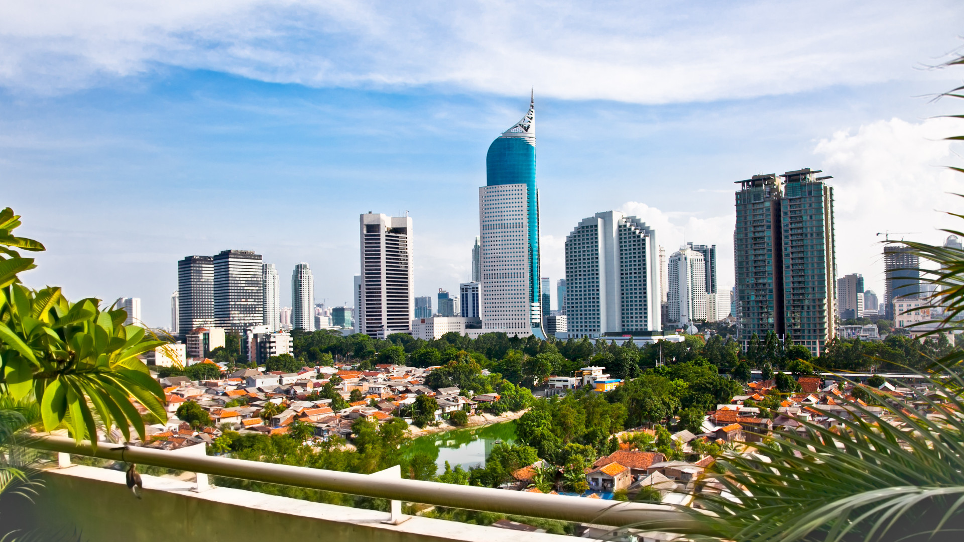 La surface métropolitaine de la capitale d'Indonésie est la plus vaste au monde. Son bâtiment le plus caractéristique est le Wisma 46, le plus haut gratte-ciel du pays.<p>Tu pourrais aussi aimer:<a href="https://www.starsinsider.com/n/384385?utm_source=msn.com&utm_medium=display&utm_campaign=referral_description&utm_content=217079v3fr-ca"> Photos d'animaux sauvages prises au bon moment</a></p>