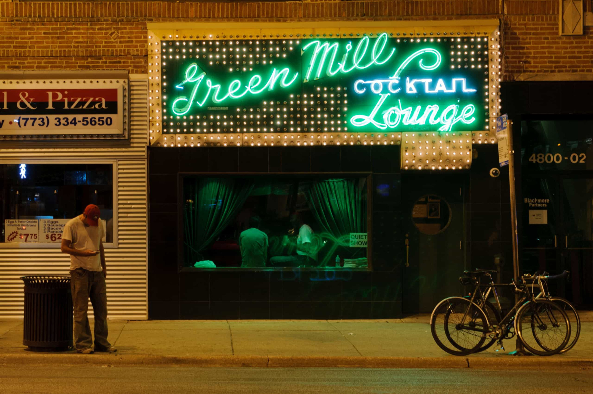 <p>Fondé en 1907 sous le nom de Pop Morse's Roadhouse, ce bar à cocktails de Chicago était un lieu de rendez-vous populaire pour les stars du cinéma au début du 20ème siècle. Cependant, c'est Al Capone qui a fait connaître le <em>Green Mill</em> après que l'un des associés du gangster en soit devenu copropriétaire. Le coin préféré de Al Capone se trouve toujours dans l'établissement.</p><p>Tu pourrais aussi aimer:<a href="https://www.starsinsider.com/n/418827?utm_source=msn.com&utm_medium=display&utm_campaign=referral_description&utm_content=447200v2"> Meghan Markle, la duchesse qui rompt avec les protocoles</a></p>