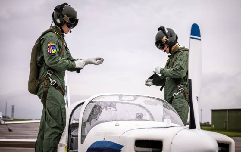 Britain Shows Photos From Graduation Of First Ukrainian Pilots Who ...